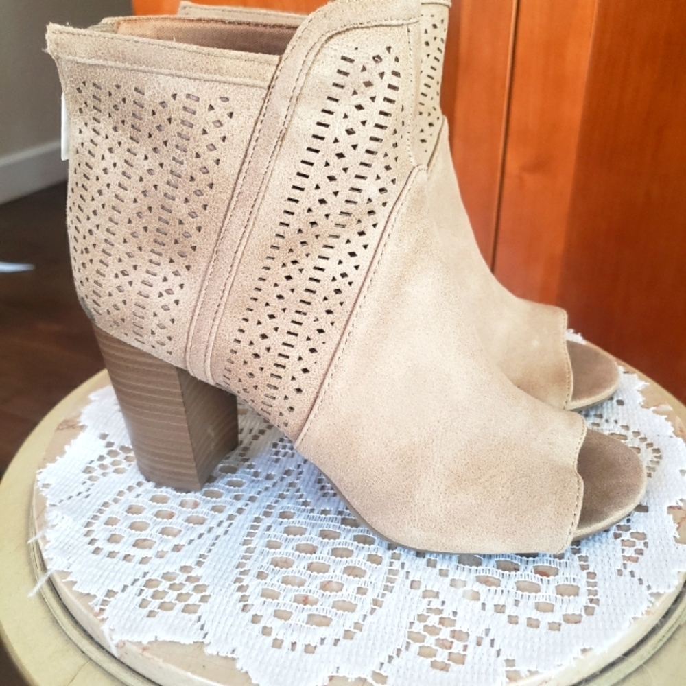 Open toe block healed shoes